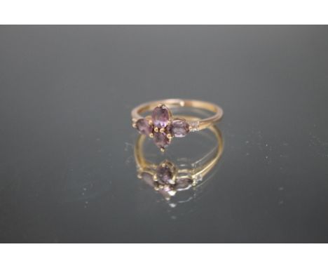 A HALLMARKED 9 CARAT GOLD RING, set with Amethyst style stones, approx weight 2g, ring size S 