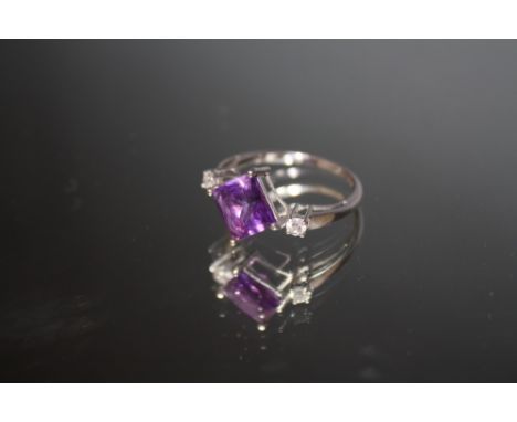 A HALLMARKED 9 CARAT WHITE GOLD RING, set with princess cut amethyst, approx weight 2 g, ring size O 1/2