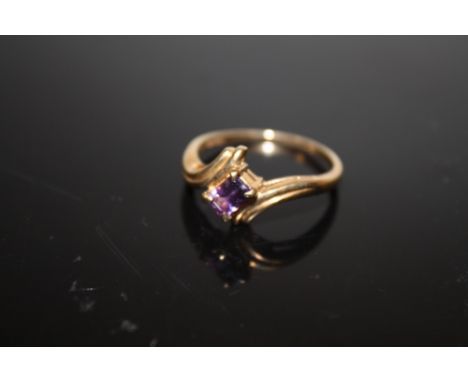 A HALLMARKED 9 CARAT GOLD SPLIT BAND EMERALD CUT AMETHYST DRESS RING