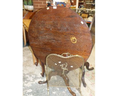 AN ANTIQUE OAK TILT TOP TABLE A/F TOGETHER WITH A BRASS FIRE SCREEN (2)