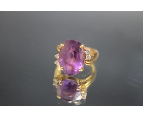 A LARGE OVAL AMETHYST RING, stamped 750, ring size O