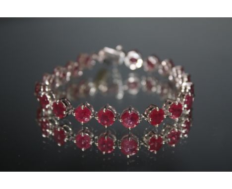 A HALLMARKED 9 CARAT WHITE GOLD BRACELET, set with ruby type stones, L 20 cm