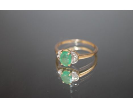 A HALLMARKED 9 CARAT GOLD RING, set with an oval Emerald style stone, approx weight 2g, ring size U