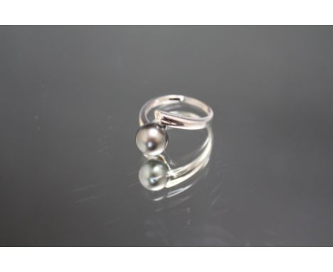 A HALLMARKED 9 CARAT WHITE GOLD RING, with a Tahitian pearl type setting, approx weight 2.7 g, ring size N 1/2