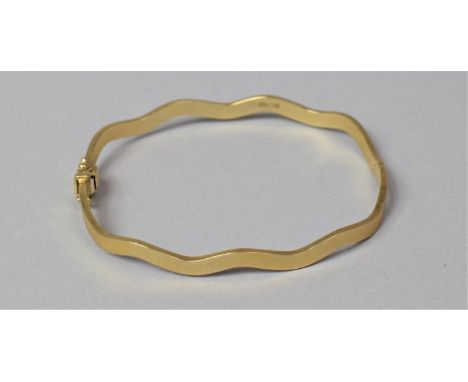 A 9ct Gold Bangle, 7.4g 
