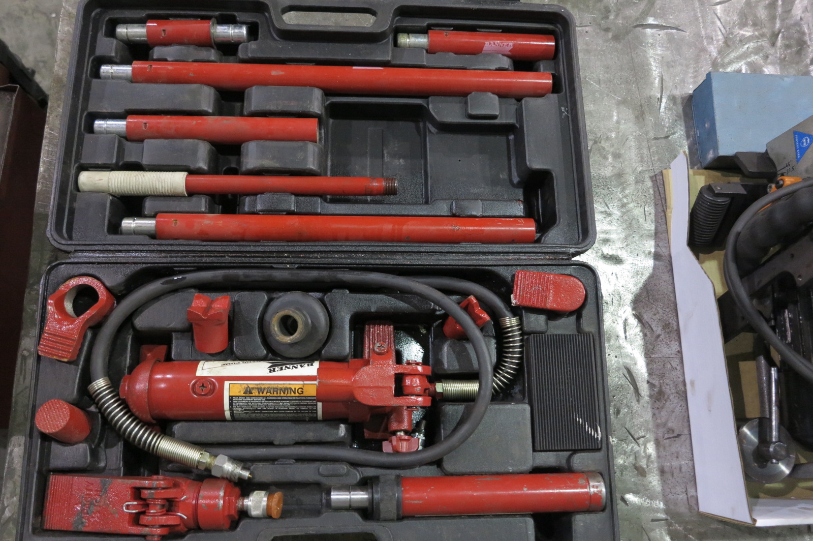 1 BANNER, HAND PUMP HYDRAULIC RAM AND ACCESSORY KIT
