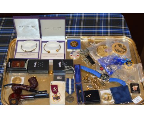 TRAY WITH COINAGE &amp; COMMEMORATIVE COINS, GOLD STICK PIN, MASONIC PENDANTS, COSTUME JEWELLERY, 1940 - 1941 MEDAL &amp; RIB