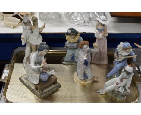 TRAY WITH VARIOUS LLADRO &amp; NAO FIGURINE ORNAMENTS     