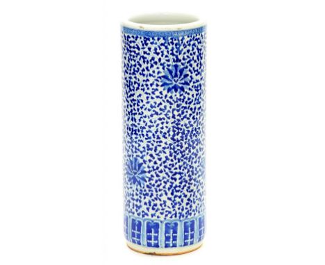 A CHINESE BLUE AND WHITE EARTHENWARE STICK STAND DECORATED WITH STYLISED FLOWERS, 62CM H, 20TH CENTURY 