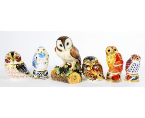 A ROYAL CROWN DERBY BROWN OWL PAINTED BY Y. HARPER, 14.5CM H, PRINTED MARK, TWO ROYAL CROWN DERBY IMARI OWL PAPERWEIGHTS, PRI