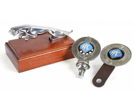 A PAIR OF ROYAL AUTOMOBILE CLUB ASSOCIATE CAR BADGES WITH ENAMEL CENTRE AND A CHROMIUMPLATED JAGUAR CAR MASCOT ON WOOD PLINTH