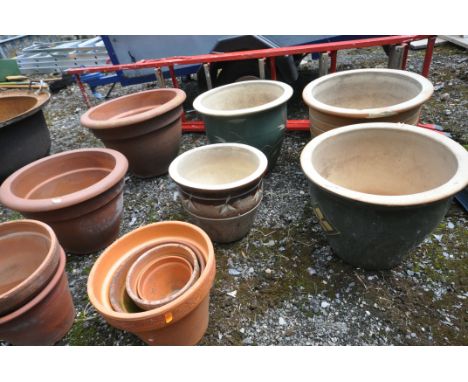 A SELECTION OF GARDEN PLANT POTS, to include four glazed pots, eight terracotta pots, a wall mounted plant pot, and a red met
