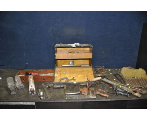 A VINTAGE WOODEN TOOLBOX CONTAINING TOOLS including a Record No4 plane, two wooden coffin planes, a Brace and Bit set, variou