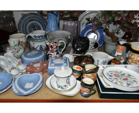 A GROUP OF CERAMIC GIFTWARE AND ORNAMENTS, comprising six pieces of blue Jasperware, a terracotta jasperware trinket box, a D