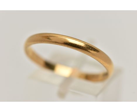 A 22CT GOLD BAND RING, polished band ring, approximate width 2.5mm, hallmarked 22ct Birmingham, ring size S 1/2 leading edge,