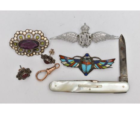 A YELLOW METAL LOBSTER CLASP AND OTHER ITEMS, lobster clasp, stamped 9.375, approximate gross weight 2.4 grams, together with