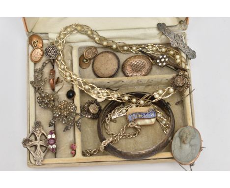 AN ASSORTMENT OF SILVER AND WHITE METAL JEWELLERY, to include a silver hinged bangle, hallmarked Birmingham 1961, an AF silve