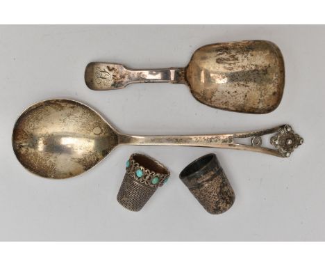 A SMALL ASSORTMENT OF SILVER ITEMS, to include a silver fiddle pattern caddy spoon, hallmarked 'Walter Tweedie' London 1826, 