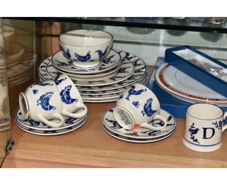 TWO BOXED ROYAL WORCESTER CAKE PLATES, TWO ROYAL WORCESTER BOXED SERVING UTENSILS AND A QUANTITY OF BRIDGEWATER POTTERY WITH 