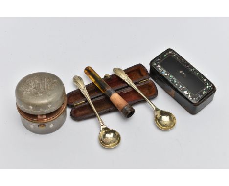 AN INK WELL, SNUFF BOX AND OTHER ITEMS, to include a white metal ink well, stamped to the base 'Vienna Made', a small rectang