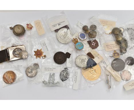 A SELECTION OF ENAMEL BADGES, MEDALIONS, BUTTONS, A COIN CASE AND A SCOUTS BELT BUCKLE, badges to include a Primary Training 