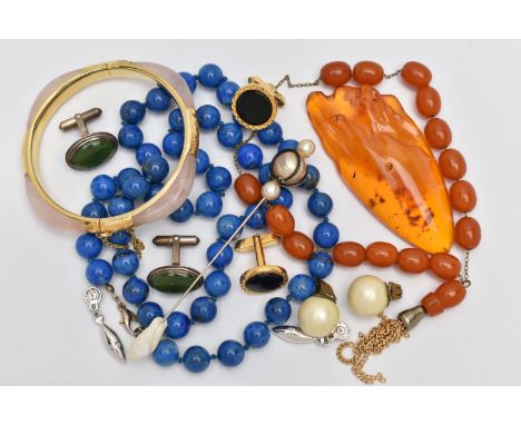 A SMALL TIN OF JEWELLERY, to include a lapis lazuli polished bead necklace, fitted with a lobster clasp, a copal amber specim