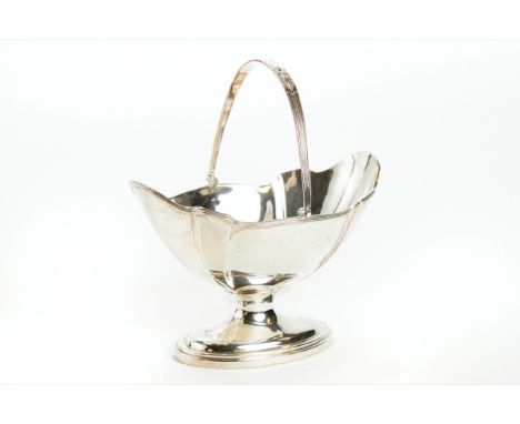 AN EDWARDIAN SILVER NAVETTE-SHAPED SWING-HANDLED SUGAR BASIN with reeded border raised on an oval foot ring, maker: GGR, Shef