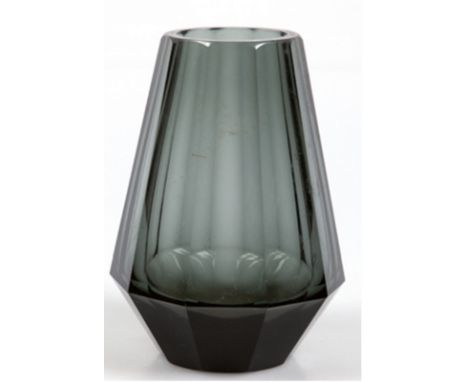 Art Deco-Vase, Moser, rauchfarbenes Glas, Wandung facettiert geschliffen, H. 14 cm