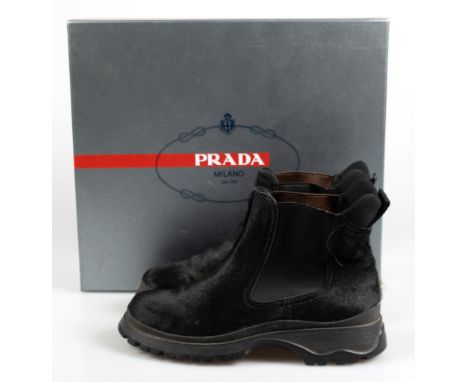 Prada-Fell-Boots "Bufalo antic", Farbe "Nero",  Gr. 37,5 schwarz, innen Gebrauchspuren, mit Schuhspanner, im Originalkarton