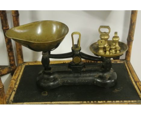 ANTIQUE/ HOME - An antique cast iron set of kitchen scales, produced by the Libra Scale Co, with a selection of 7 weights.