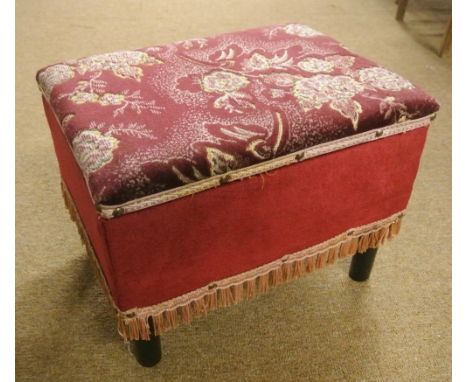 FURNITURE/ VINTAGE - A small tapestry work sewing box/ footstool, measuring 39x29x31cm.
