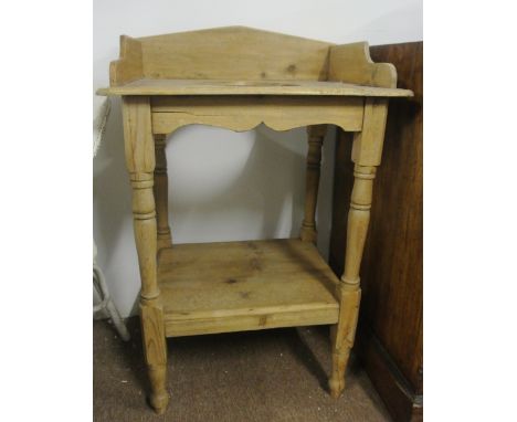 FURNITURE/ HOME - A vintage pitch pine wash stand with lower shelf measuring 55x44x82cm.
