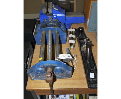 A Bailey No. 7 smoothing plane; a quantity of spare blades; a bundle of wire gauges; a joiner's bench vice; and an engineer's