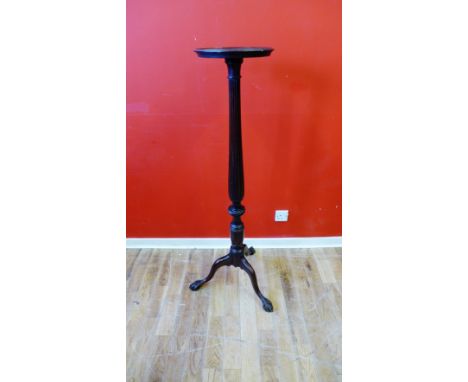 A late 19th Century mahogany jardiniere stand having a circular top over fluted pedestal, raised on claw and ball feet, 54 x 