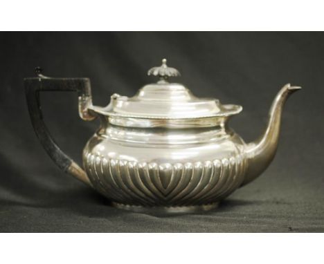 Edward VII sterling silver teapot Chester 1901, maker John Millward Banks, reeded decoration, (height 13cm; weight 400grams a