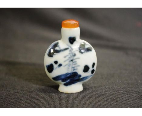 Early Chinese blue &amp; white ceramic snuff bottle with agate top, character seal to back, height 6cm approx