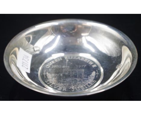 Elizabeth II sterling silver commemorative dish Sheffield 1977, makers Cooper Brothers, with engraved 1952-1977 Silver Jubile