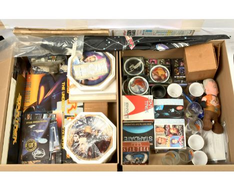 Star Trek quantity of collectables and ephemera, including: Aviva Star Trek the Motion Picture Water Pistol; kite; mugs and d