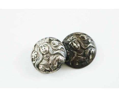 A LATE 17TH / EARLY 18TH CENTURY CLOAK CLASP OR PAIR OF LINKED BUTTONS, embossed and chased in relief with the portrait of a 