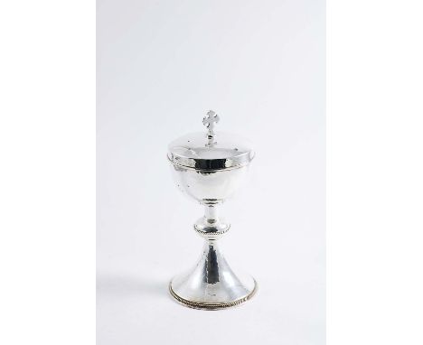 A LATE 20TH CENTURY HANDMADE CIBORIUM the cover with a cruciform finial, by A.E. Jones, Birmingham 1979;  9.75"  (24.8 cms) h