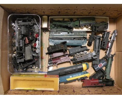 Quantity of N gauge model railway in need of restoration, mainly engine parts