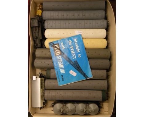 Collection of OO gauge model railway including Triang R52 engine in black livery, ten coaches (Triang & Kitmaster), two wagon