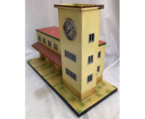 Tinplate: A vintage tinplate O gauge Station Building made in Germany by Kubrick. Very good original condition.&nbsp;Please s