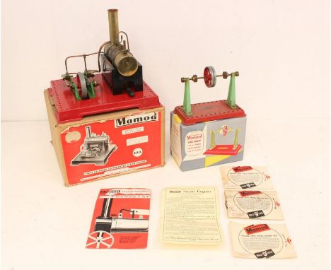 Mamod: A boxed Mamod, Twin Cylinder Superheated Steam Engine, Reference SE3; together with a boxed Mamod, Line Shaft. Origina