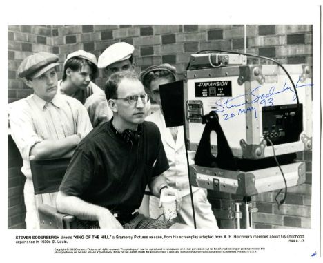 SODERBERGH STEVEN: (1963- ) American film director, Academy Award winner. Signed 10 x 8 photograph of Soderbergh seated in a 