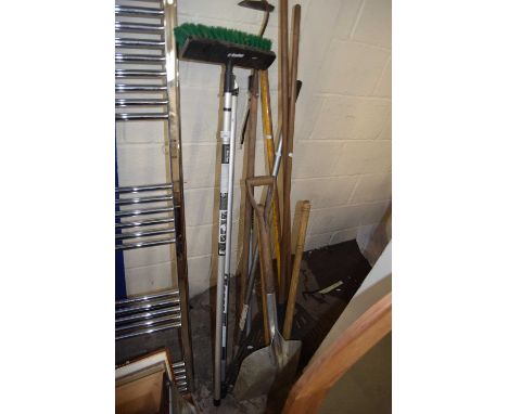 Mixed lot of garden tools