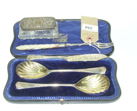 A Cased pair of silver serving spoons each with a shell shaped bowl, London 1907, a silver slice, Sheffield 1900, a glass pin