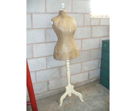 A Vintage style female mannequin. (ZZJL129)