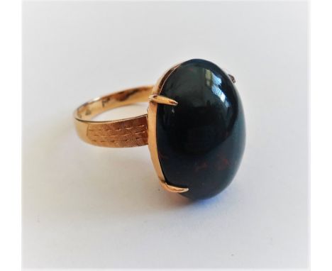 A gold ring, claw set with an oval cabochon bloodstone between decorated shoulders, detailed K 14, ring size L.