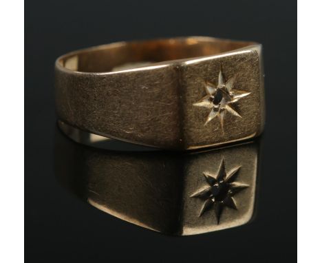 An 18ct Gold signet ring, set with central star. Size SÂ½. Weight: 3.6g  Stone missing.